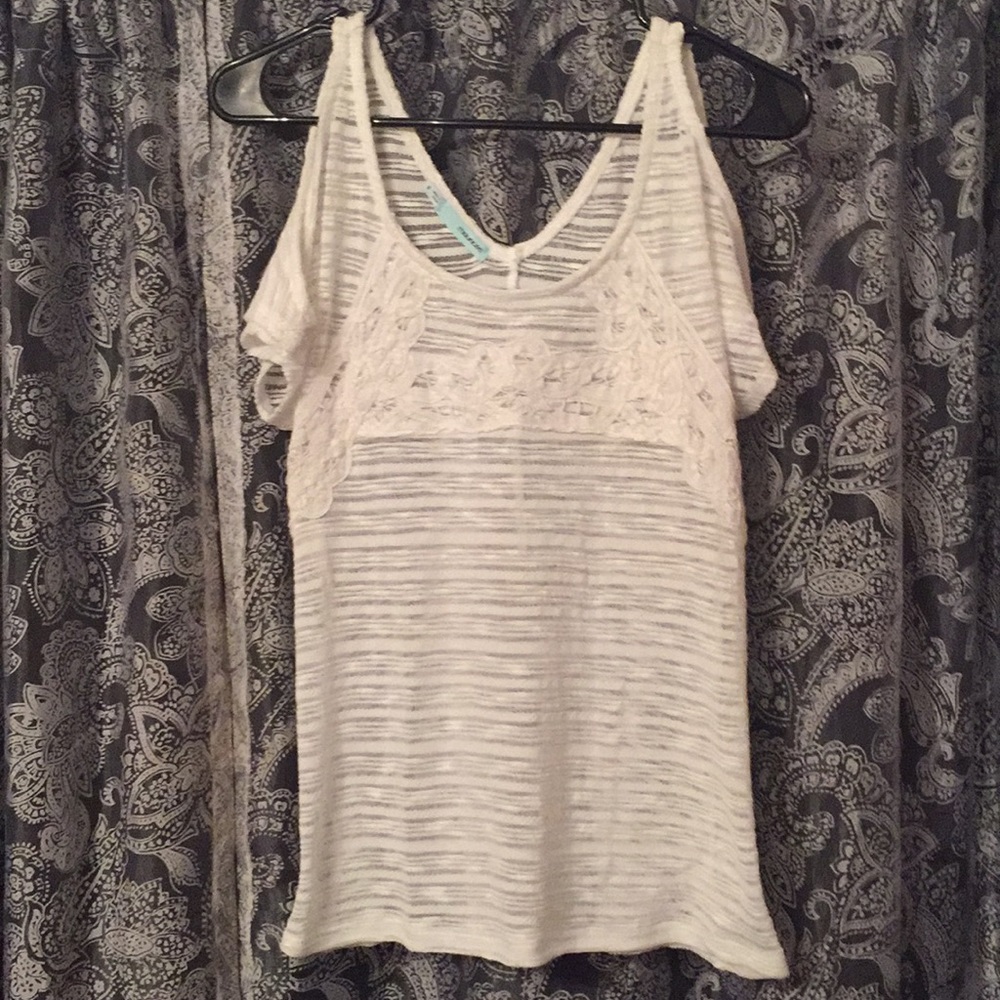 Selling because this top doesn’t suit my style.